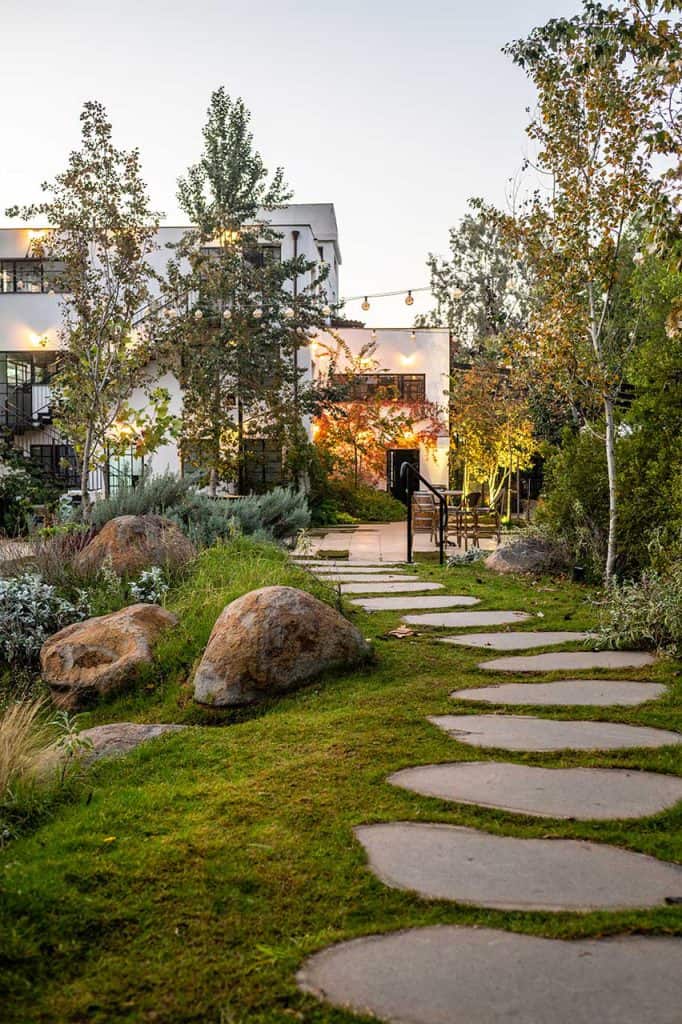 עיצוב מסלעה לגינה - שביל אבנים וסלעים