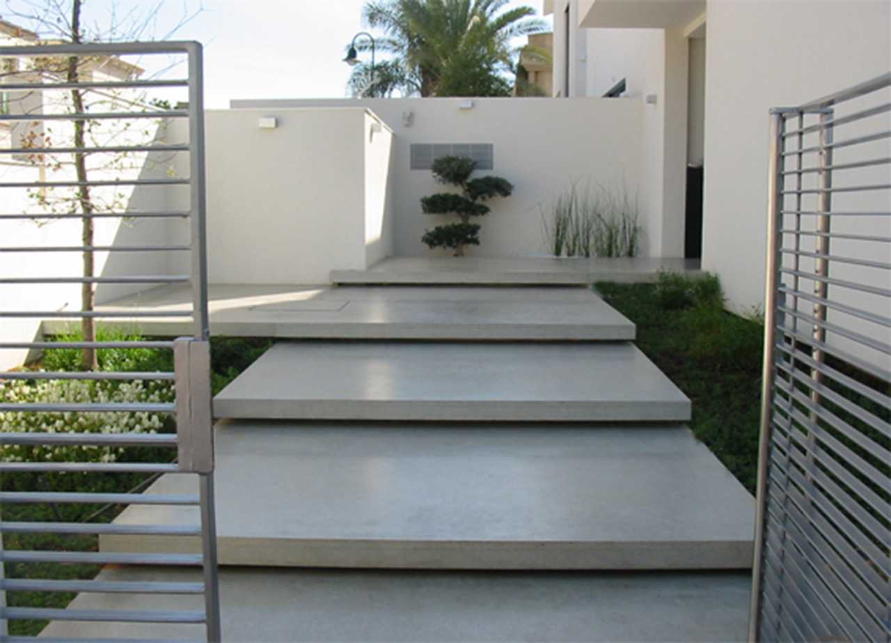 מדרגות מעוצבות עם ריצוף אבן לבן