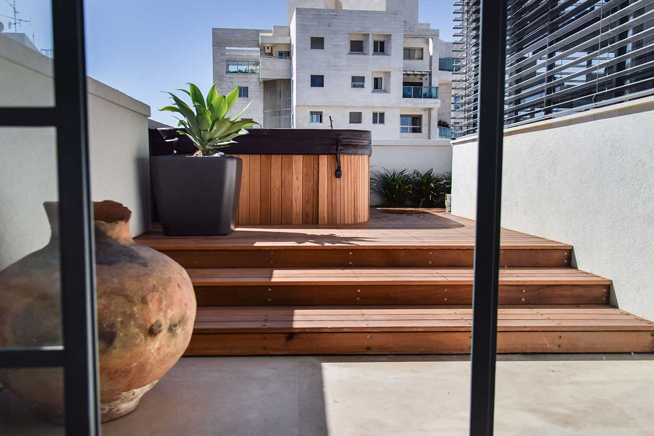 עיצוב גינת גג בתל אביב עם הוספה של בריכה.