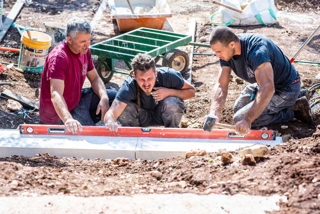 הקמת גינה תהליכי עבודה בשטח