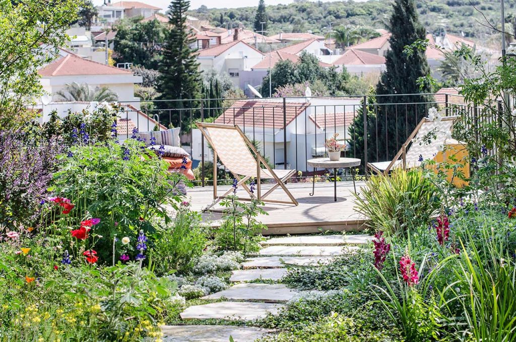 גינות מעוצבות בתוספת פינות ישיבה עם נוף מרהיב וצמחיה המשתלבת בצורה מושלמת בגינה